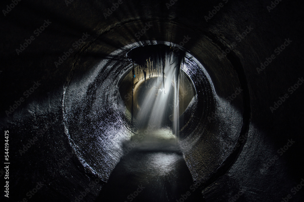 Leak of water into round sewer tunnel