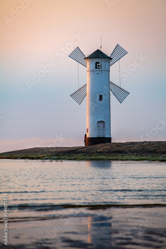 Przepiękna zabytkowa latarnia morska, Świnoujście, Polska © Przemysław Głowik