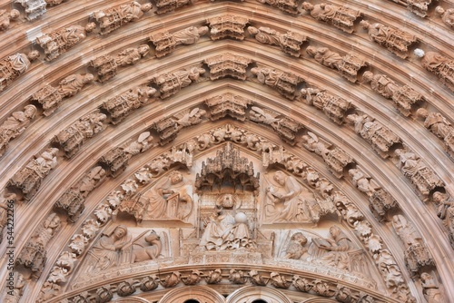 Leinwand Poster Batalha Monastery portal archivolts depicting God holding an orb in the center f