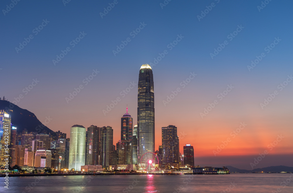 Obraz premium Scenery of Victoria Harbor in Hong Kong city at dusk