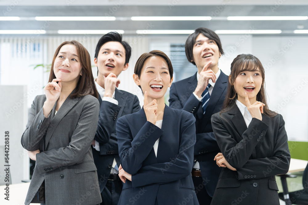 スーツを着た日本人男女 スーツを着た日本人男女