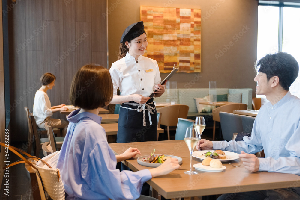 会話を楽しむ旅行客とウェイトレス 会話を楽しむ旅行客とウェイトレス
