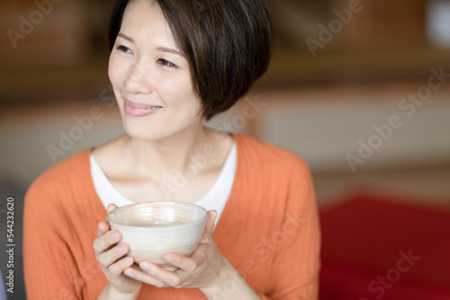 お抹茶を飲む女性 photo