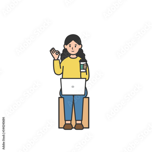 膝にパソコンをのせてオッケーの指をする女性