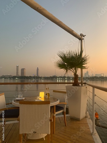 Canvas Print Outdoor restaurant terrace overlooking the Dubai skyline