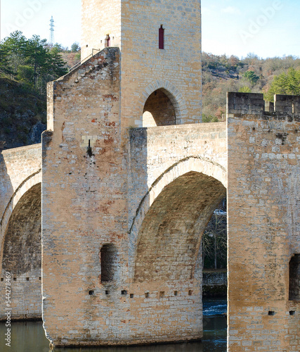 Pont Valentré ou pont du Diable, titanesque ouvrage gothique à Cahors en occitanie avec ses tours, ses six arches en dos-d'âne enjambant la rivière du Lot photo