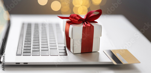 Obraz na plátně Laptop computer, credit card and gift box at office desk panoramic banner, Shopp