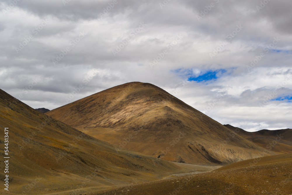 Obraz premium PANGONG TO TSOMORIRI via KAKSANG LA HORA LA, Ladakh (India)
