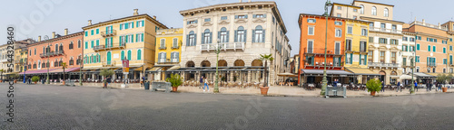 Fotografia Extra wide view of The beautiful Square Brà in Verona with houses with colored f