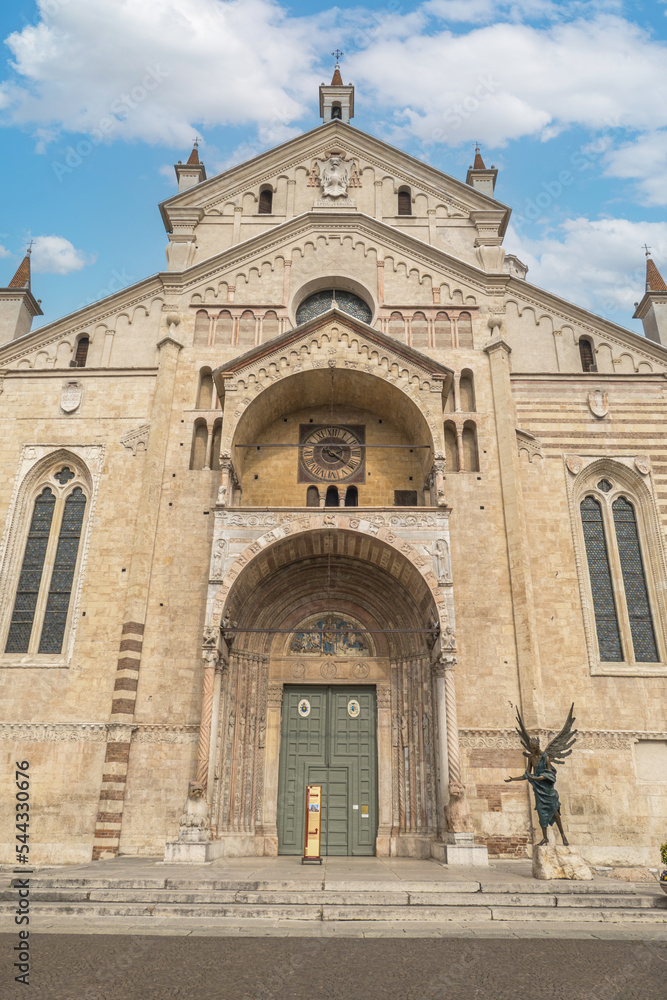 Fototapeta premium The beautiful Duomo of Verona