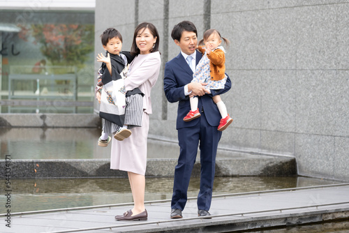 屋外で七五三の記念写真を撮るアジア人の家族