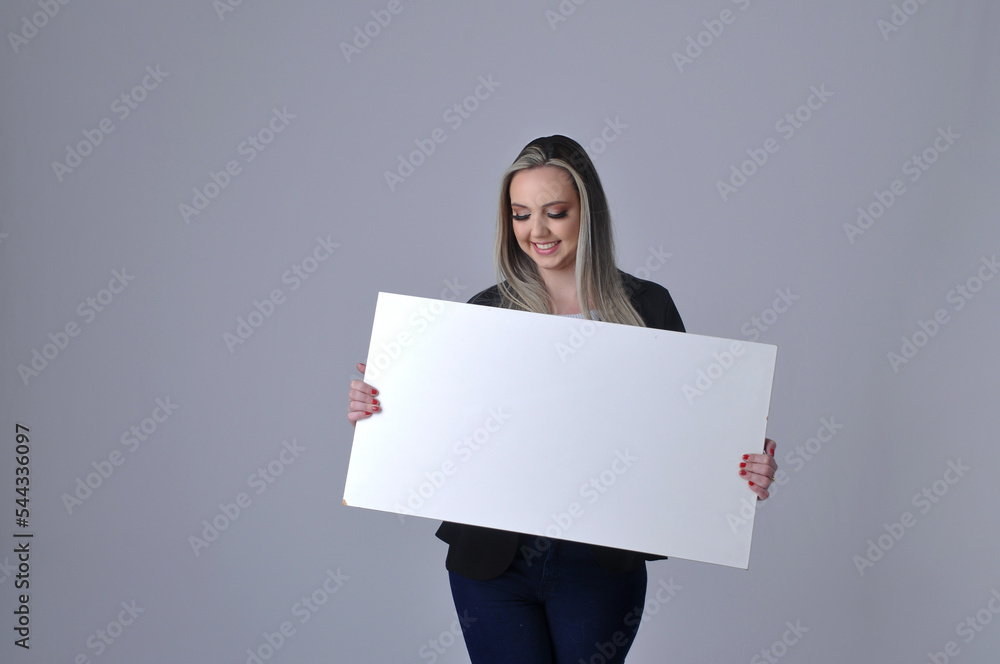 mulher linda social segurando placa branca assinar promoção mulher linda social segurando placa branca assinar promoção