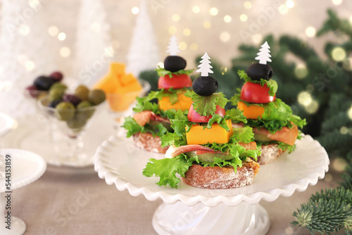 Holiday sandwiches with prosciutto ham kiwi fruit and cheese. クリスマス 生ハムキウイのオープンサンド