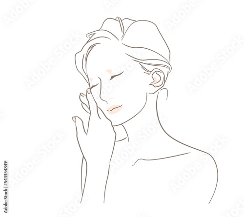 手の甲で肌をたしかめる仕草をする女性