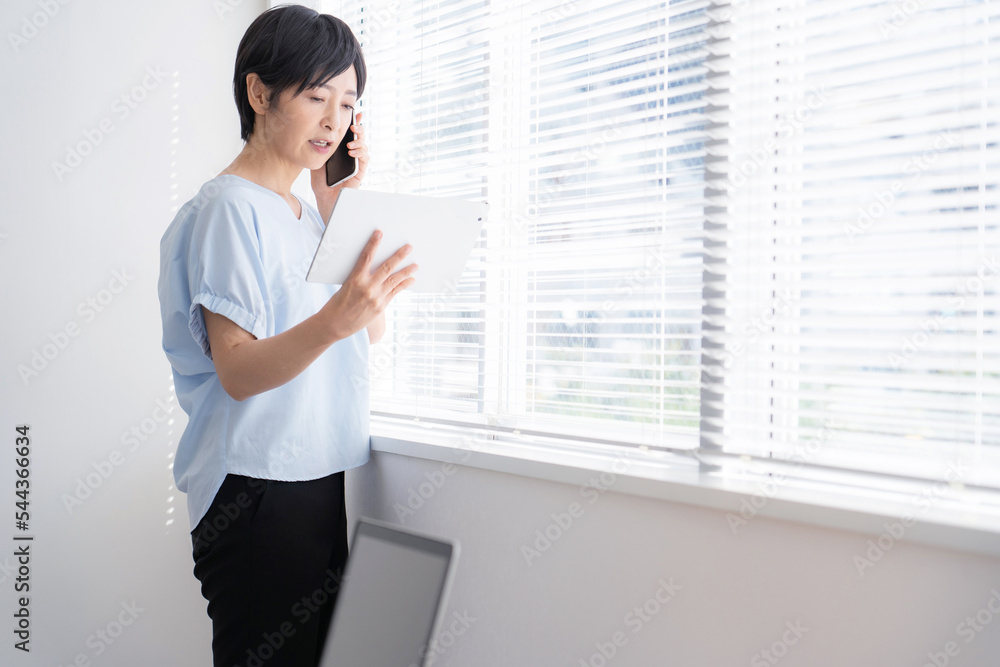 電話をする女性 電話をする女性