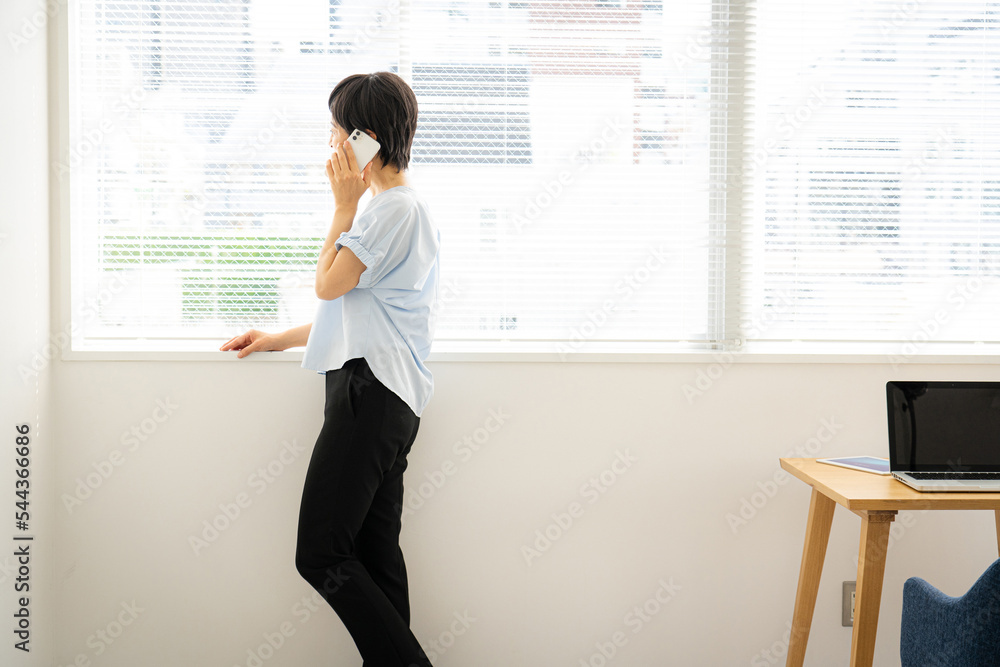 電話をする女性 電話をする女性
