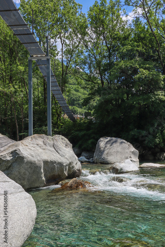 Cavergno Hängebrücke über dem schweizer Fluss Bavona photo