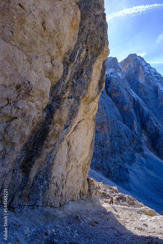 Ragazza sale il sentiero che dalla Val Venegia conduce al Passo Mulaz, Paneveggio-Pale di San Martino, Dolomiti, Italia