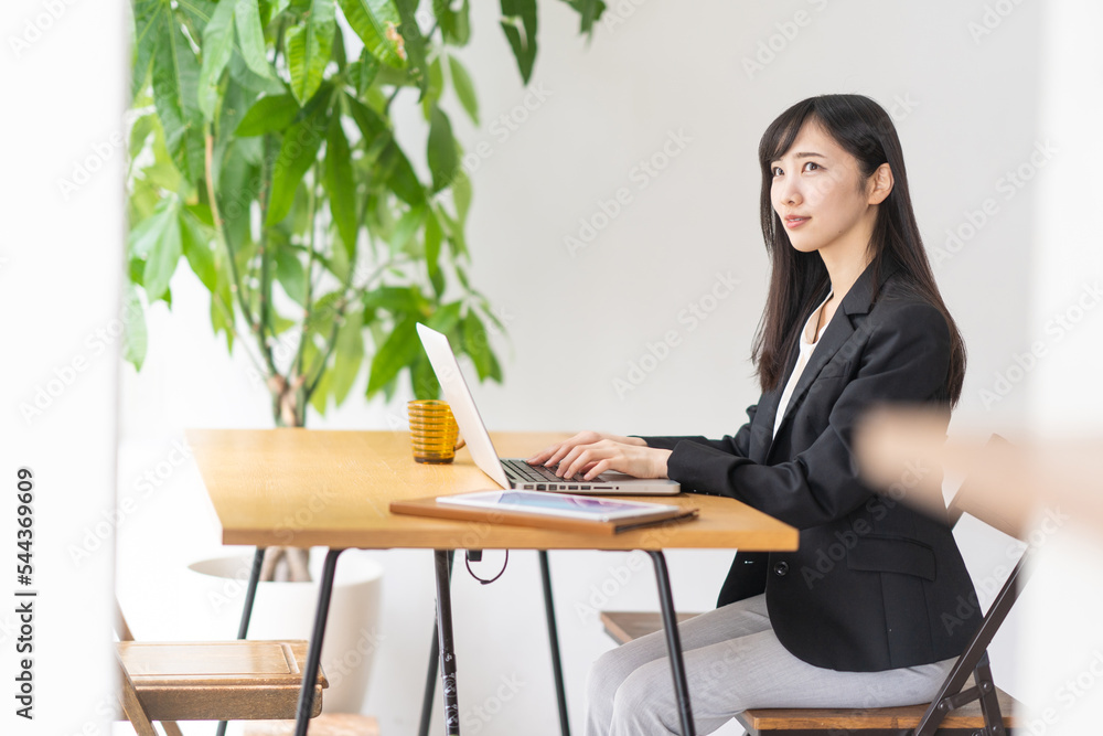 ノートパソコンを操作する女性 ノートパソコンを操作する女性