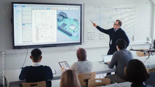 Foto Male Teacher Explains About Computer Motherboard Components to Students During Lesson at University
