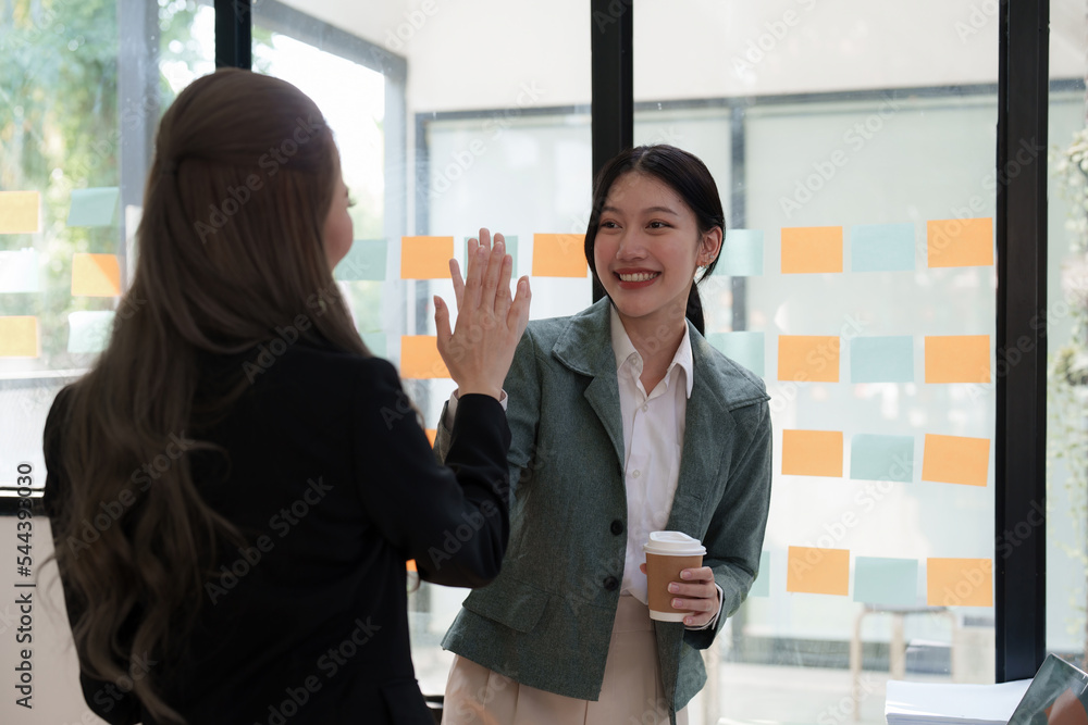 Obraz premium Business advisers are gathering to assess and debate the issue as it appears on the financial report. Financial counselor, investment consultant, and accounting concept