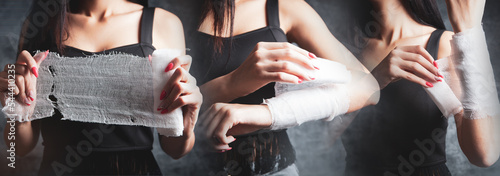 Foto young woman bandages her hand
