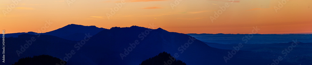 Panoramablicke bei Sonnenuntergang von einem Berg