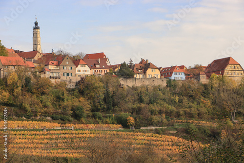 Goldener Oktober im Taubertal; Blick auf Rothenburg vom Taubertalradweg