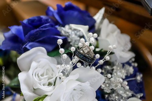 blue and white rose bouquet with wedding rings