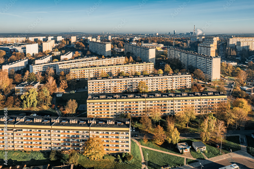 Miasto przemysłowe Jastrzębie-Zdrój na Śląsku w Polsce, panorama z lotu ptaka jesienią