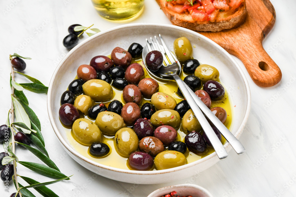 Mixed green olives and black olives with olive oil Mixed green olives and black olives with olive oil
