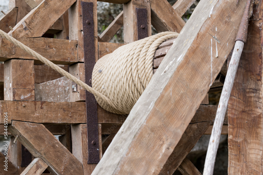 Gros plan d'un engin de levage du moyen age Stock Photo | Adobe Stock