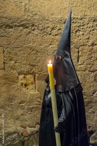 nazarenos subiendo la calle compañía PROCESION DE SEMANA SANTA SALAMANCA 2022 SABADO SANTO HERMANDAD DE NUESTRA SEÑORA DE LA SOLEDAD 