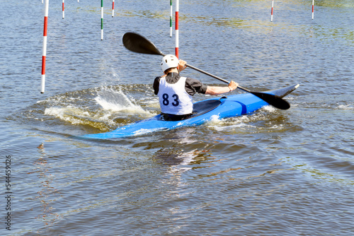 Fotografía Athlete on a kayak during a rowing slalom competition.