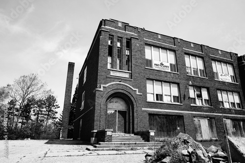 Canvas-taulu Abandon old vintage high school stands condemned