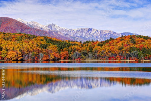 錦秋の青木湖と白馬連峰 © T.Hasebe