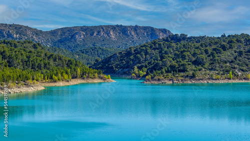 Fototapeta Naklejka Na Ścianę i Meble -  Lac réservoir en Provence