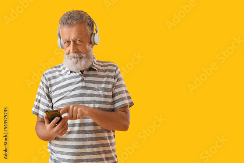 Senior bearded man in headp...