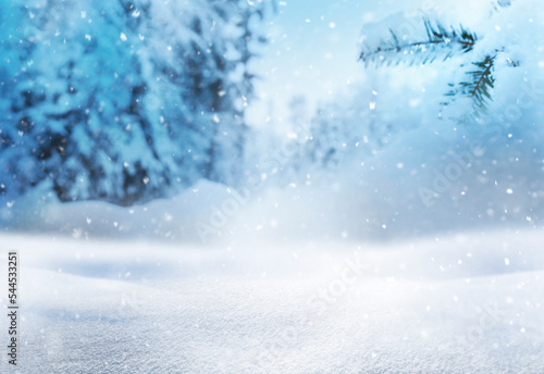 Verschneite Winterlandschaft als unscharfer Hintergrund