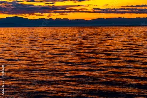 夜明け前の光る琵琶湖