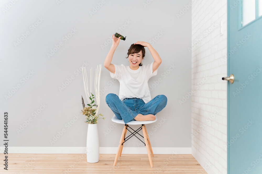 髪の毛にヘアケア用品・スタイリング剤をつける日本人女性
髪の毛にヘアケア用品・スタイリング剤をつける日本人女性