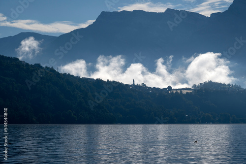 Paysage d'automne sur le lac de Caldonazzo dans le Trentin en Italie photo