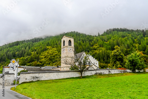 Müstair, Ofenpass, Kloster, Müstair, Klosterkirche, Passstrasse, Bergstrasse, Zernez, Engadin, Pass, Nationalpark, Val Müstair, Alpen, Herbst, Herbstfarben, Graubünden, Schweiz photo