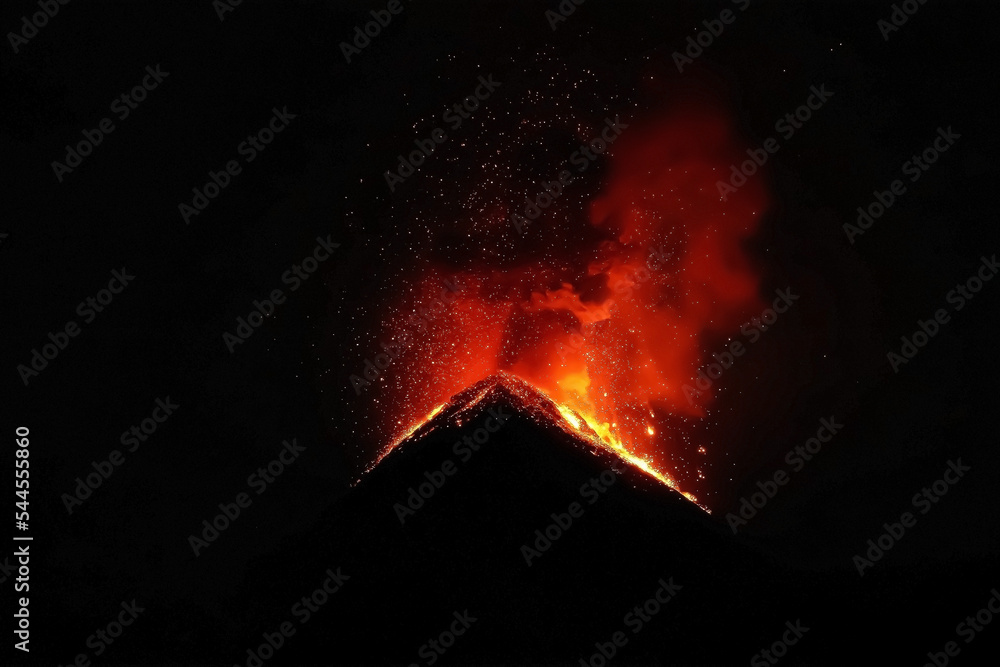 Vulcão activo na Guatemala. O vulcão chama-se Vulcão de fogo e é possível ser visto de frente se subirmos outro vulcão chamado Vulcão Acatenango.