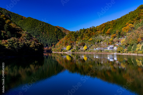 紅葉の奥多摩湖