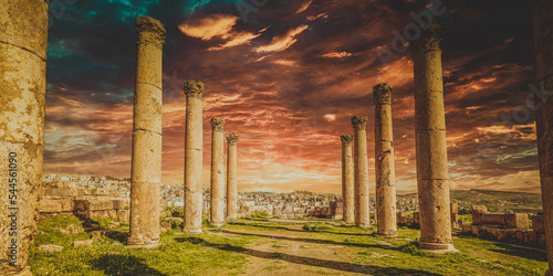Billede på lærred columns at sunset in the ancient city of Jerash