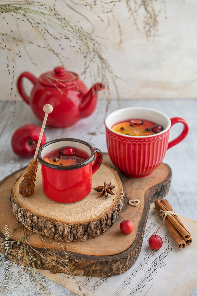 Zimowa herbata w czerwonym imbryku - obrazy, fototapety, plakaty 