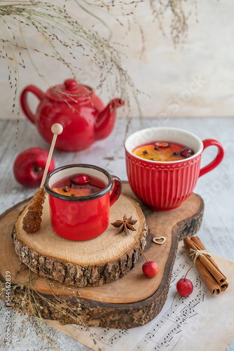 Zimowa herbata w czerwonym imbryku