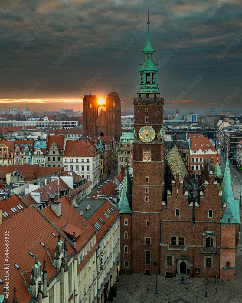 Obraz na płótnie Wrocławski Ratusz, oraz słońce złapane pomiędzy wieżami mostka pokutnic w salonie