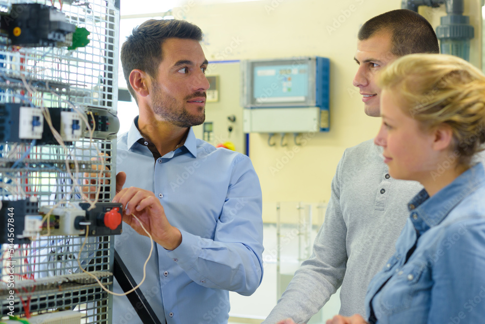 Obraz premium young apprentice with electrician professional